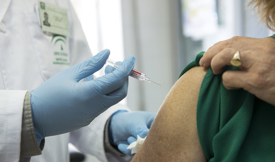 Una andaluza vacunándose contra la gripe en una pasada campaña.