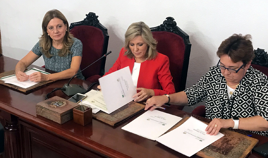 Marina Álvarez, durante la firma del convenio entre la directora gerente del SAS, Francisca Antón, y la alcaldesa de Montoro, Ana María Romero.