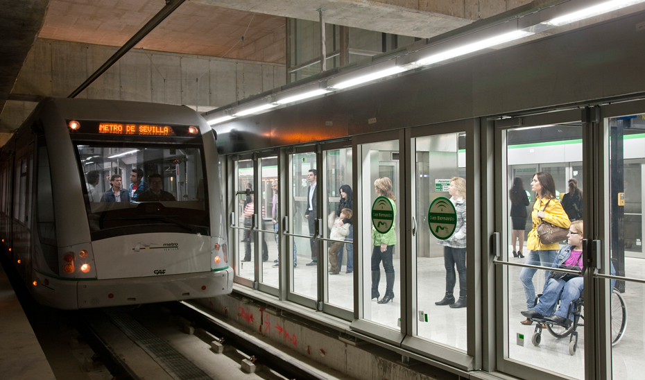 Un tren de Metro de Sevilla llegando a una estación.