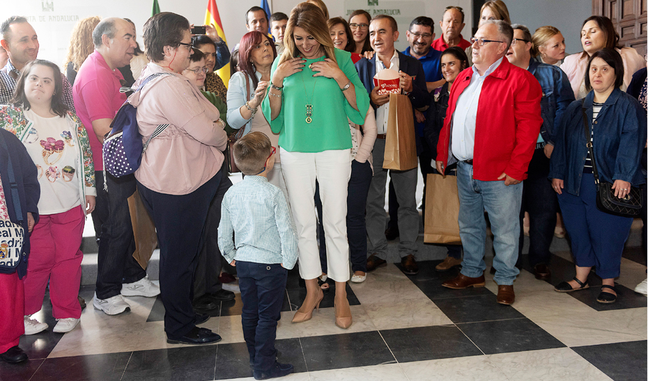Susana Díaz recibe a la asociación \u0027Abriendo Caminos\u0027 de Mengíbar (Jaén) y su comarca, dedicada a mejorar la calidad de vida de personas con discapacidad.
