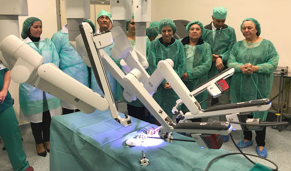 La consejera de Salud, Marina Álvarez, durante la visita al nuevo robot quirúrgico Da Vinci, del Hospital Regional de Málaga, que realizará alrededor de 140 cirugías cada año.
