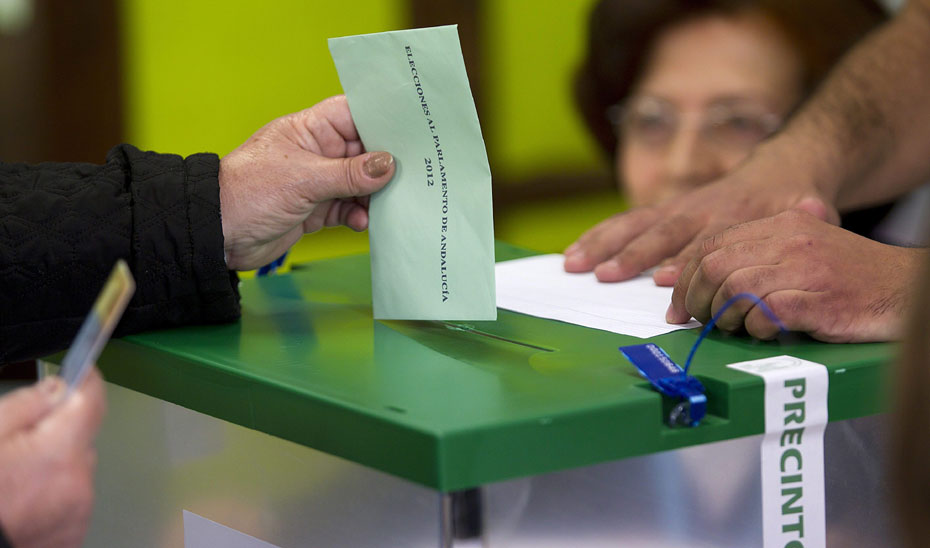 Un ciudadano deposita su voto en las elecciones autonómicas celebradas en Andalucía en 2012 (Efe).