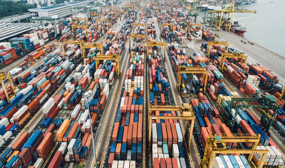 Terminal de contenedores portuaria.