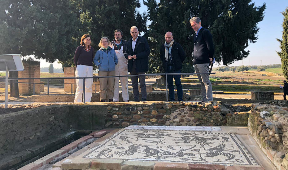 Miguel Ángel Vázquez, tercero por la derecha, durante su visita al edificio de la Exendra.