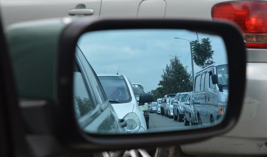 Los planes para mejorar la calidad del aire inciden en el uso del transporte público para reducir las emisiones que se producen en los atascos.Los planes para mejorar la calidad del aire inciden en el uso del transporte público para reducir las emisiones que se producen en los atascos.