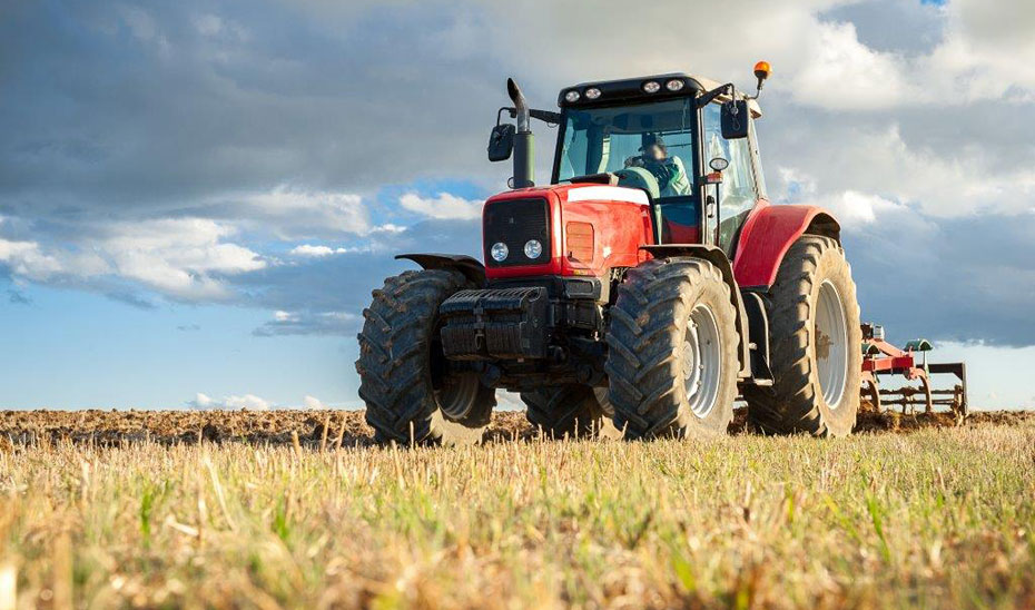 Un tractor realizando labores agrícolas.