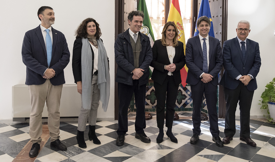 La presidenta de la Junta, con los representantes de la Societat Civil Catalana (SCC).