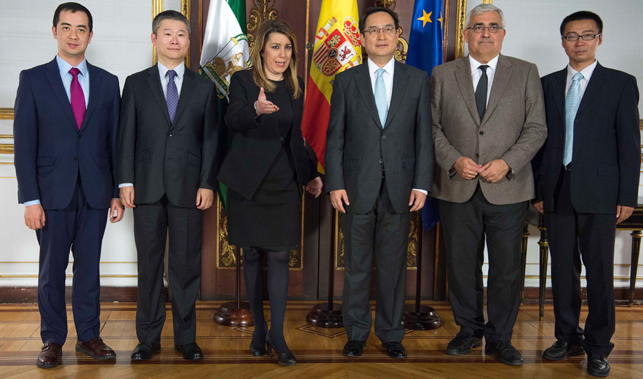 La presidenta de la Junta, Susana Díaz, recibió al embajador de China en España, Lyu Fan.