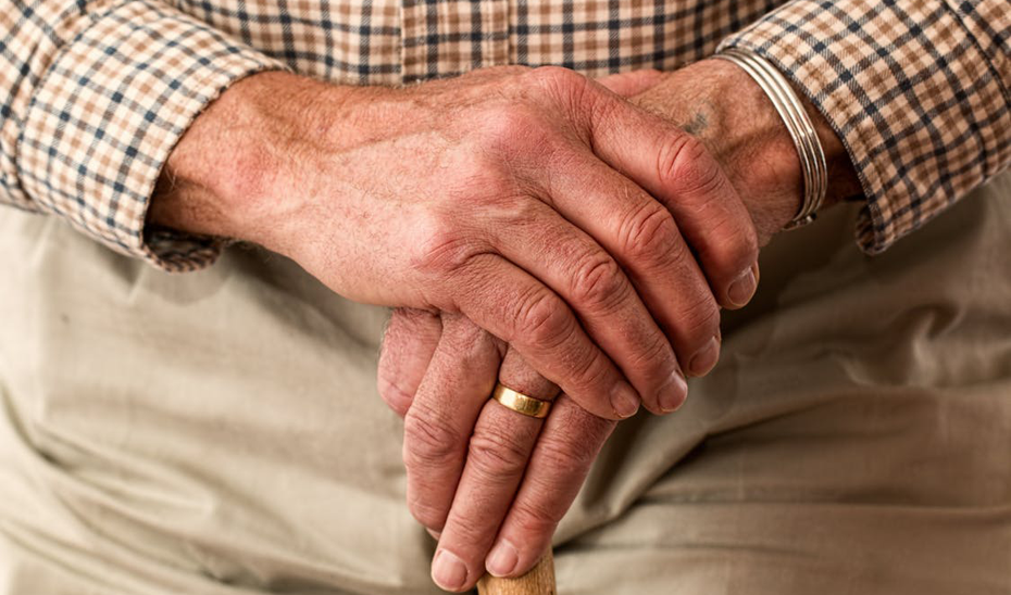Las manos de una persona de edad avanzada.