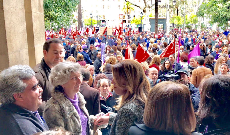 La presidenta Susana Díaz saludando a una de las manifestantes en la concentración del 8M celebrada en Sevilla. 