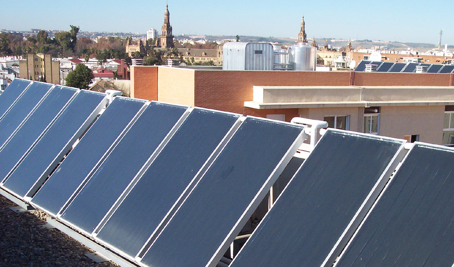Paneles de energía solar fotovoltaica instalados en un bloque de apartamentos.