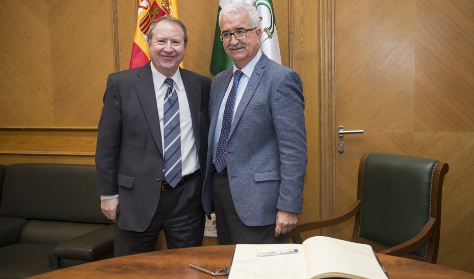 El vicepresidente de la Junta de Andalucía, Manuel Jiménez Barrios, junto al presidente del Consejo Consultivo, Juan Cano Bueso.