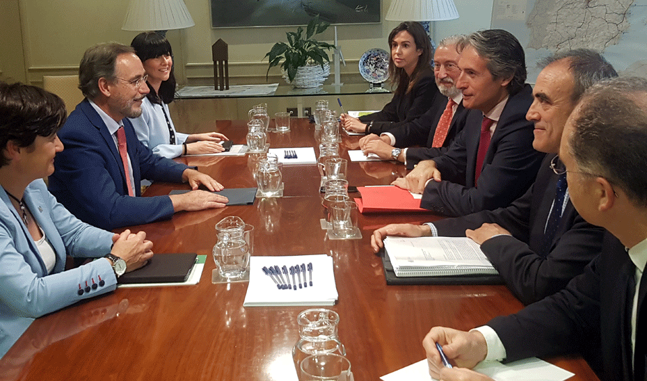 Felipe López e Iñigo de la Serna, junto a los representantes de los gobiernos de la Junta y central, en un momento de la reunión.