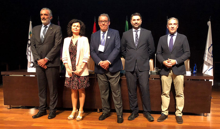 El consejero de Turismo, acompañado del resto de autoridades, durante el acto de inauguración del congreso de Cehat en Málaga.