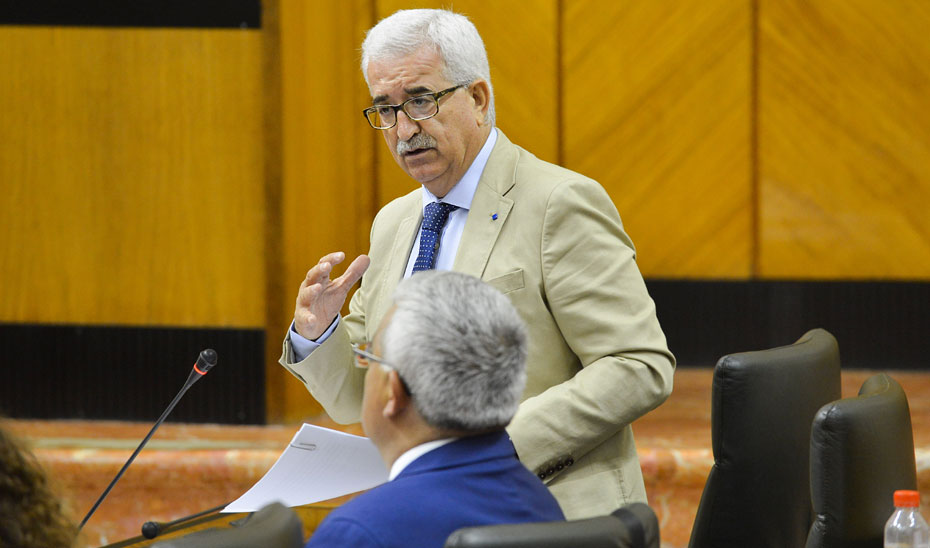 Manuel Jiménez Barrios, vicepresidente de la Junta, durante la sesión de control al Gobierno en el Parlamento.