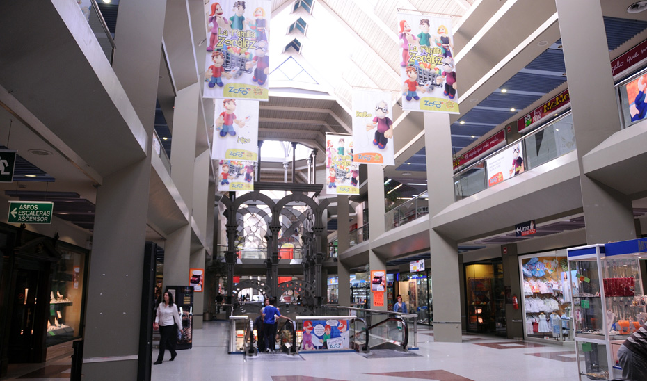Interior de un centro comercial.
