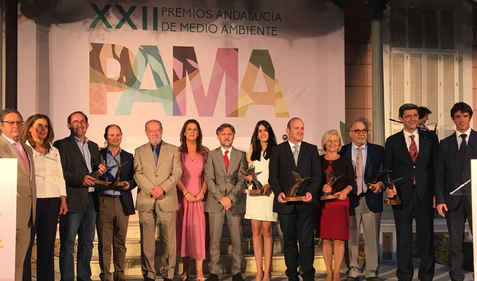 Los consejeros de Educación y Medio Ambiente, Sonia Gaya y José Fiscal, junto a los premiados en esta edición.