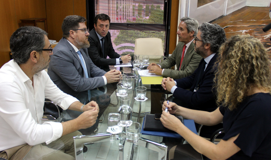 Reunión del consejero de Agricultura, Pesca y Desarrollo Rural, Rodrigo Sánchez Haro, con representantes de Asemesa. 