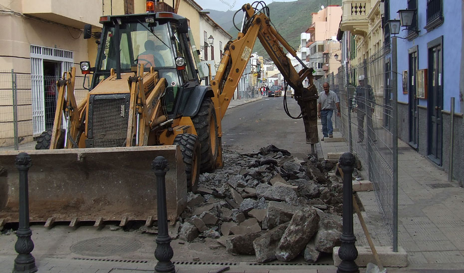 Foto de archivo de unas obras en una calle de un pueblo andaluz financiadas con cargo al Plan de Fomento de Empleo Agrario (PFEA).