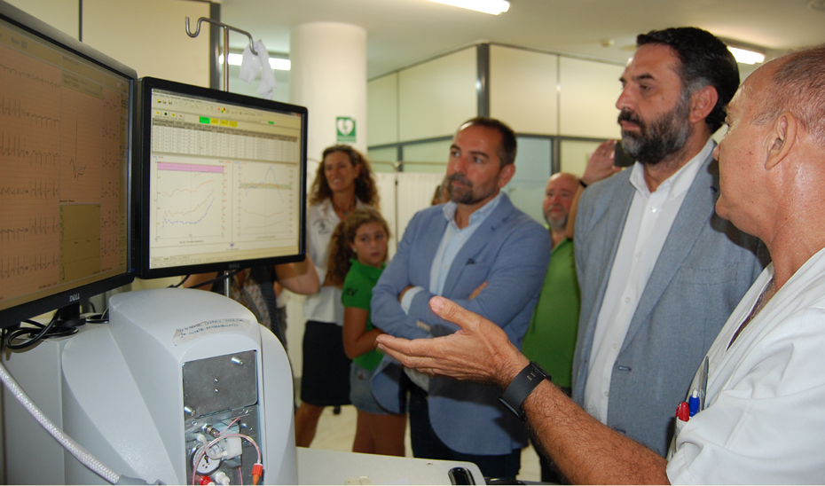 El consejero de Turismo y Deporte, Francisco Javier Fernández, durante su visita a las instalaciones del Centro Andaluz de Medicina del Deporte (CAMD).