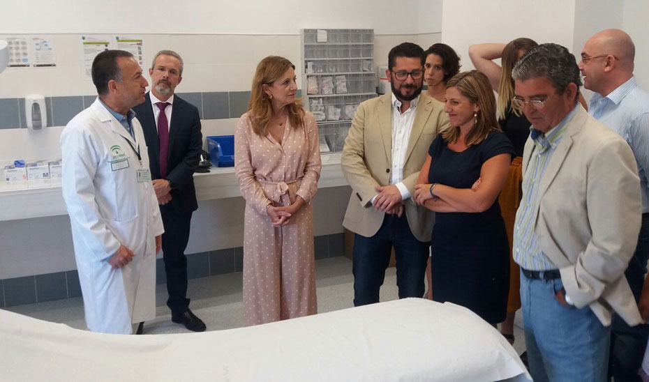 La consejera de Salud, Marina Álvarez, durante su visita al centro de salud de Trebujena (Cádiz).