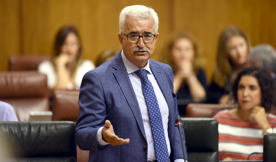 Manuel Jiménez Barrios, durante la sesión de control al Gobierno en el Pleno del Parlamento.
