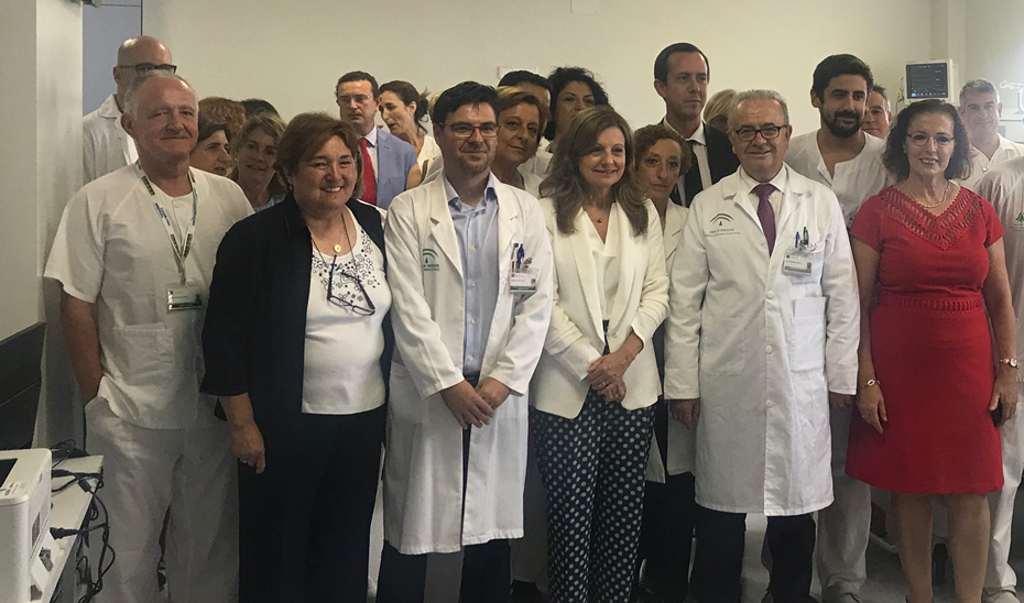 La consejera de Salud, Marina Álvarez, con los profesionales de la Unidad de Ictus de Referencia del Torrecárdenas (Almería).