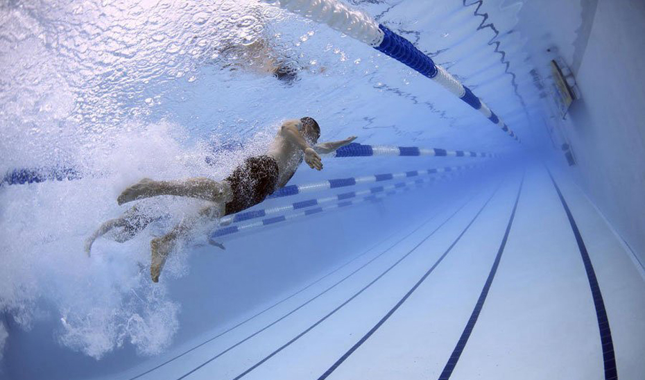 Un joven practica natación en unas instalaciones deportivas.