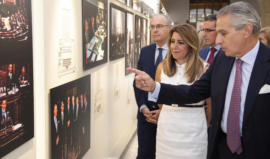 Susana Díaz ha inaugurado junto al presidente del Parlamento de Andalucía, Juan Pablo Durán, la exposición fotográfica de Europa Press titulada \u002740 años de Constitución, 40 años de Democracia 1978-2018\u0027.