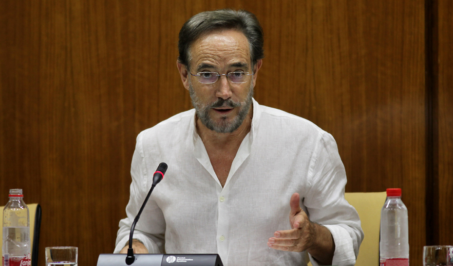 El consejero de Fomento y Vivienda, Felipe López, durante su intervención en comisión parlamentaria.