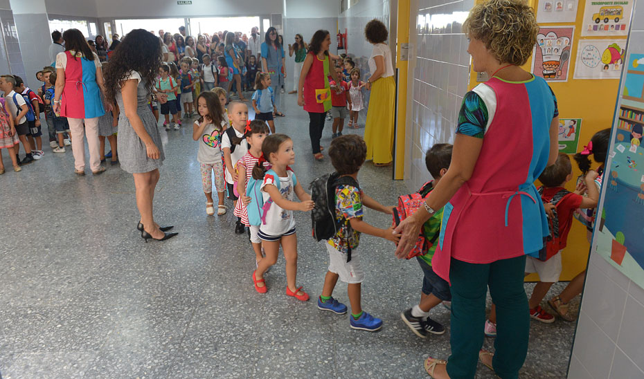 Alumnos de Primaria andaluces entrando en las aulas formando una fila y bajo la supervisión de sus maestras.