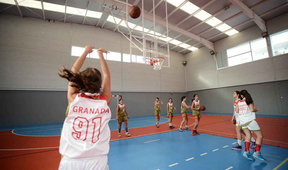 Jugadoras de un equipo juvenil de baloncesto entrenando en una cancha.