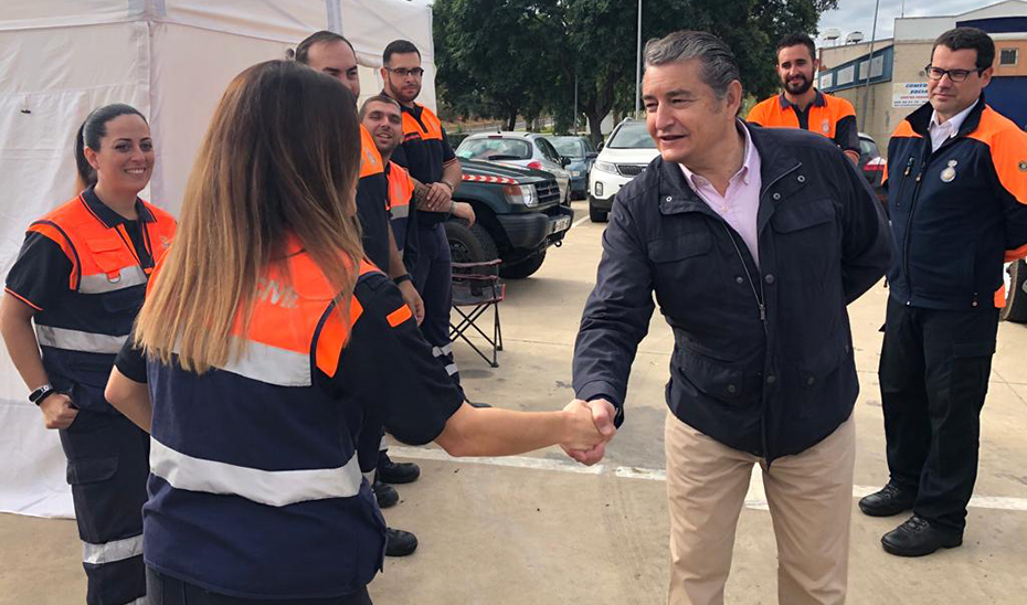 Antonio Sanz saluda a varios miembros del equipo de Protección Civil en Lepe (Huelva).