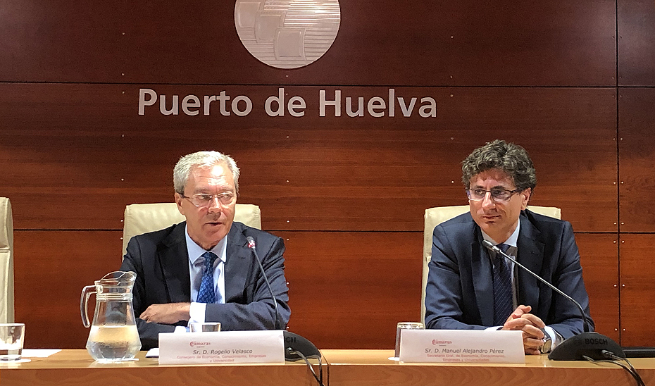 El consejero de Economía durante la reunión que ha mantenido con los empresarios de Huelva.