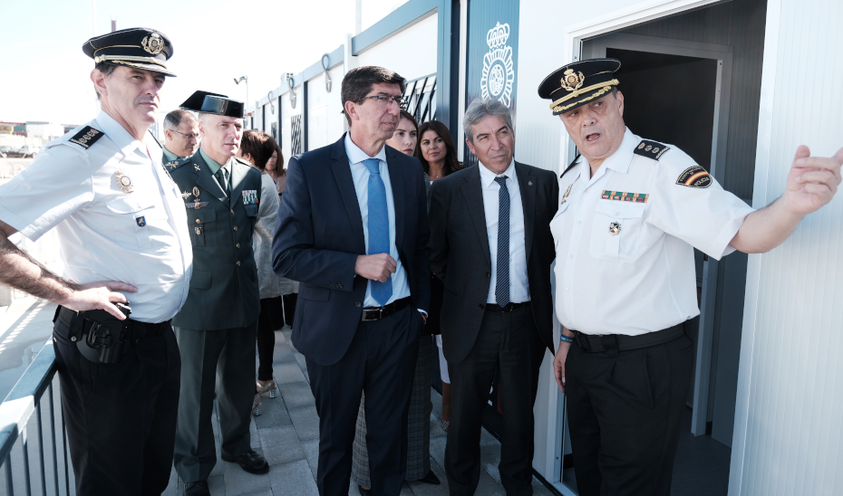 El vicepresidente y consejero Juan Marín visita las instalaciones de recepción de inmigrantes en Málaga.