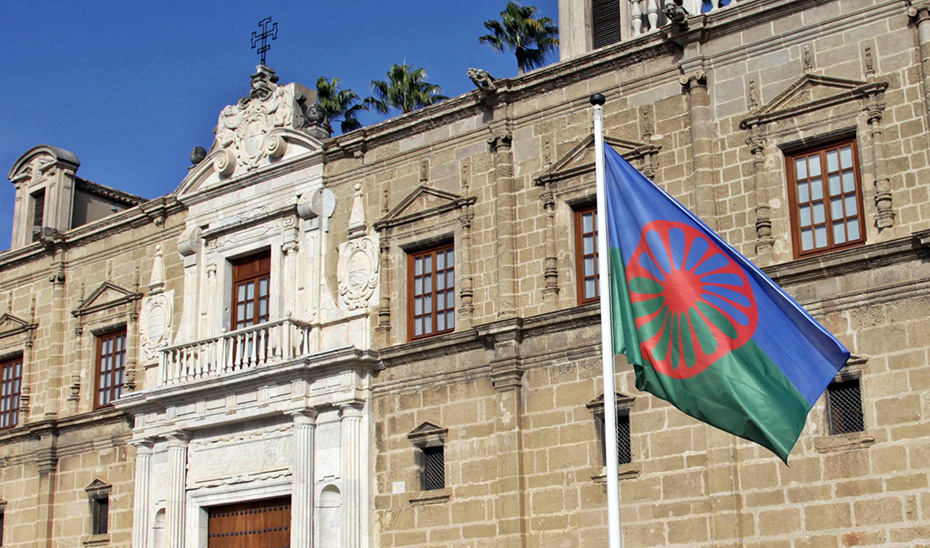 La bandera del Pueblo Gitano ondea en el Parlamento de Andalucía.
