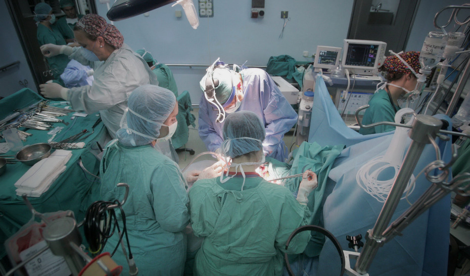 Profesionales sanitarios realizan un trasplante.