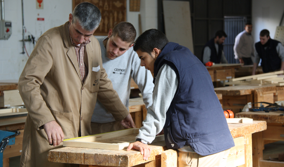 Profesor y alumnos de la Escuela de la Madera de Córdoba.