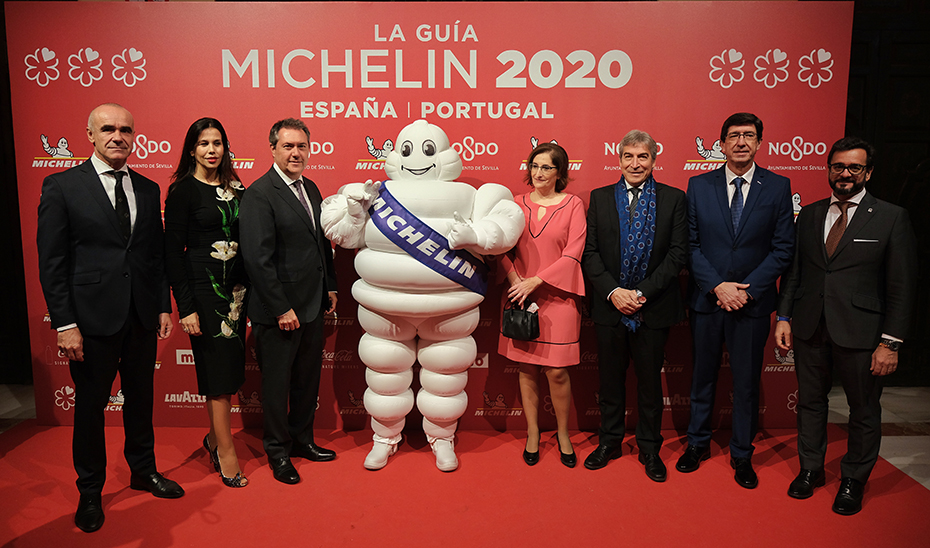 Juan Marín, con el resto de autoridades, en la presentación de la Guía Michelín 2020, celebrada en Sevilla. 