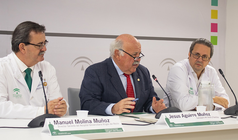 Jesús Aguirre, durante la presentación de la técnica junto al director gerente del Virgen del Rocío, Manuel Molina Muñoz (i), y el jefe de servicio de Hematololgía, José Antonio Pérez Simón (d).
