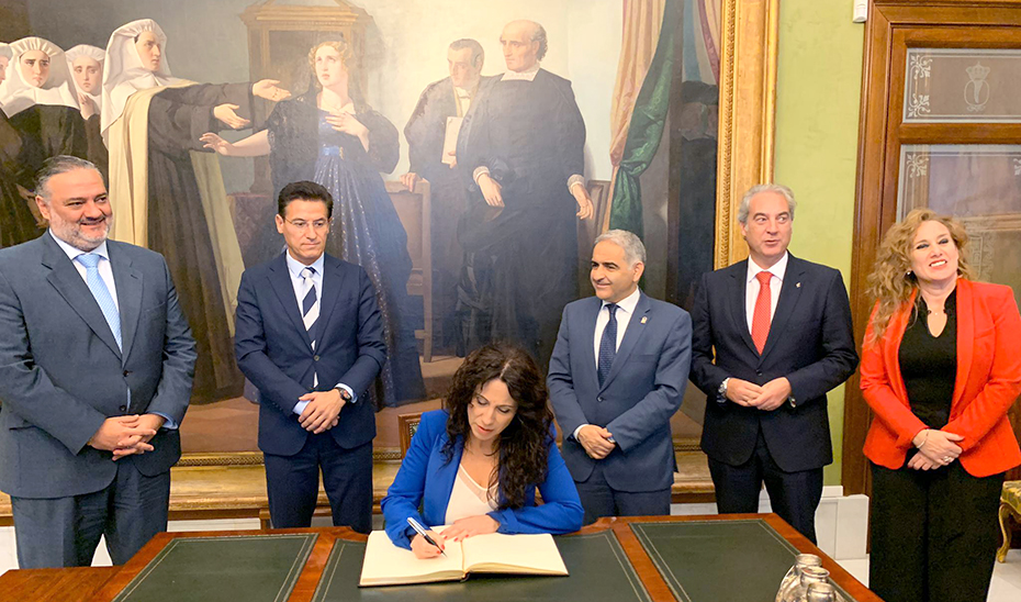 La consejera Rocío Ruiz firma en el Libro de Honor del Ayuntamiento de Granada.