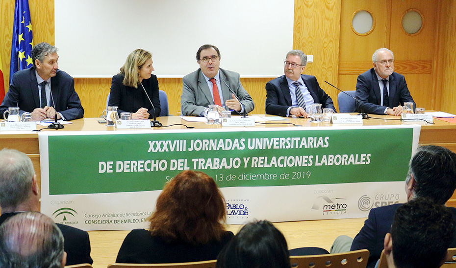 La consejera Rocío Blanco, en la mesa que preside las jornadas del CARL sobre Derecho del Trabajo.