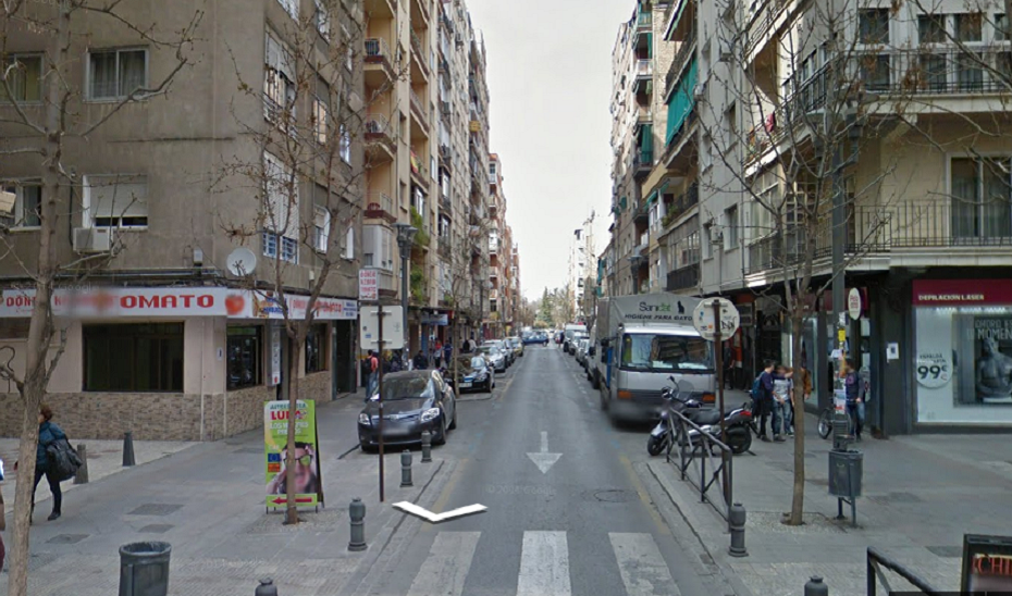 La calle de Granada en la que se ha producido el incendio.