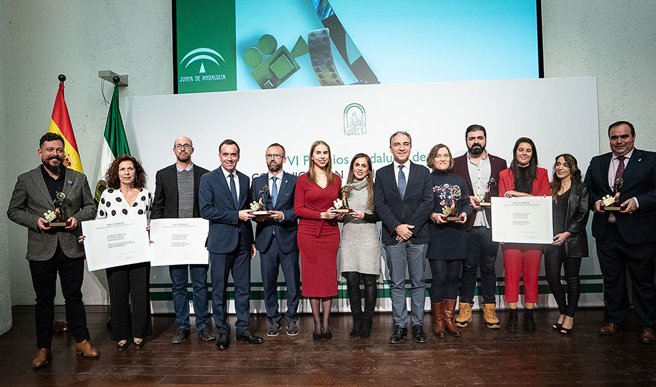 Foto de los galardonados con los VI Premios Andalucía de Comunicación Audiovisual Local con el consejero de la Presidencia.