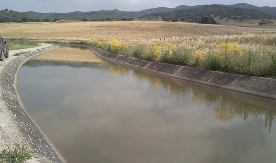Canal para el riego agrícola.