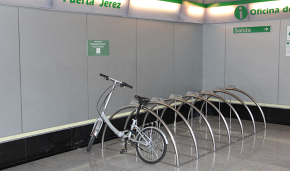 El bicicletero instalado en la estación de la Puerta de Jerez del Metro de Sevilla.