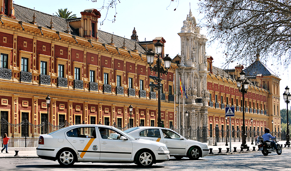 Taxis doblando en una de las esquinas del Palacio de San Telmo.