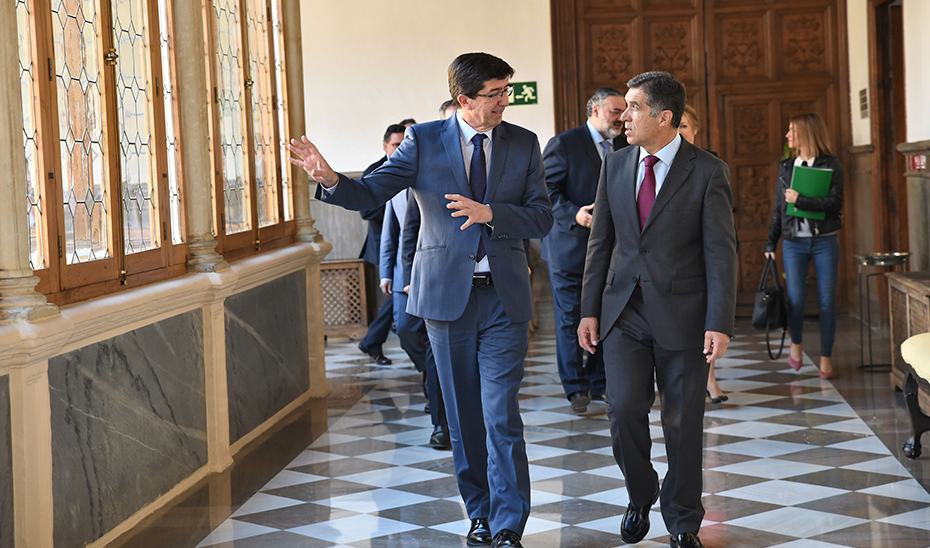 El vicepresidente de la Junta y consejero de Justicia, Juan Marín, junto a Lorenzo del Río durante su visita en Granada al Tribunal Supremo de Justicia de Andalucía.