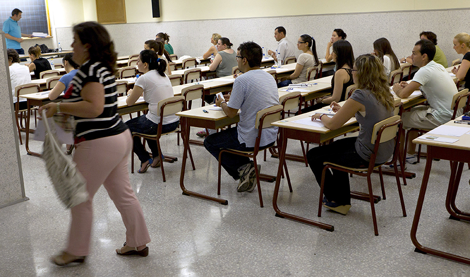 Aspirantes a obtener el título de Graduado en Secundaria, durante un examen.