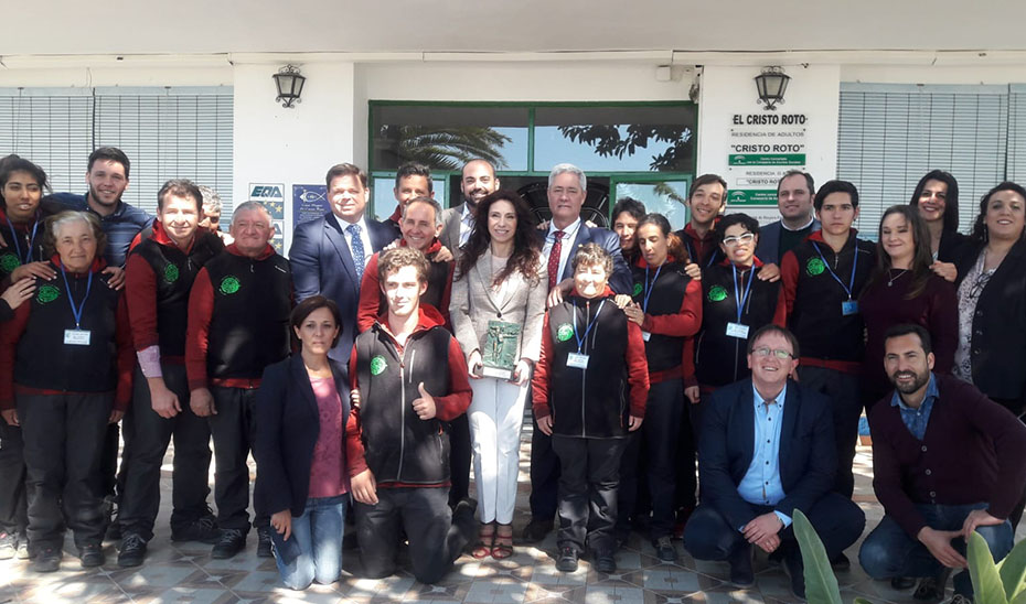 Ruiz, durante su visita, en el municipio de Gibraleón (Huelva), a la Residencia de Personas Mayores \u0027Cristo Roto\u0027.